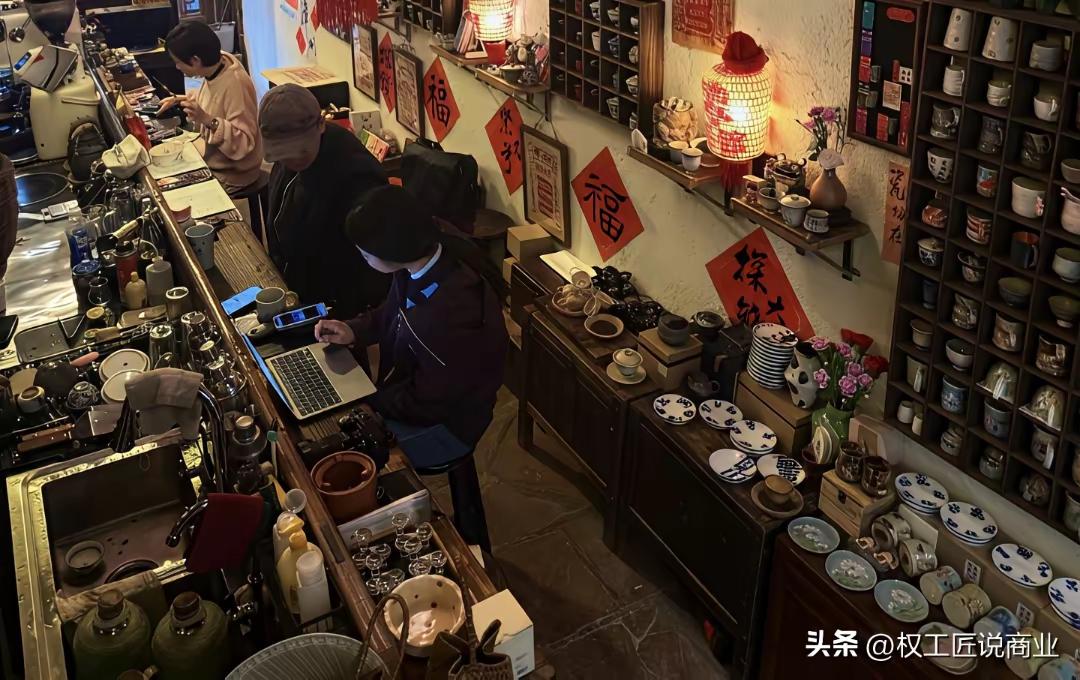 浙江一90后小伙开茶楼，头三年不仅不收茶钱，还倒贴高端礼品，身边人都笑他傻，等着