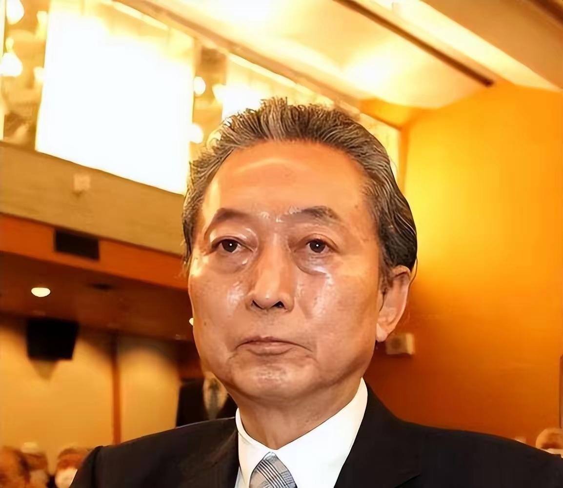 这是日本前首相鸠山由纪夫，他最近在香港提出，日本要“联中抗美”。
      他