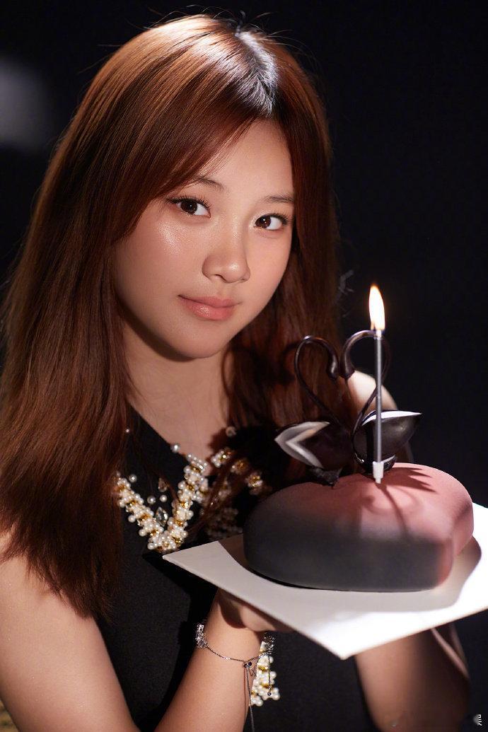 甜馨13岁生日照甜馨13岁生日写真甜馨13岁生日照，每一张都好有感觉！粉色小礼裙