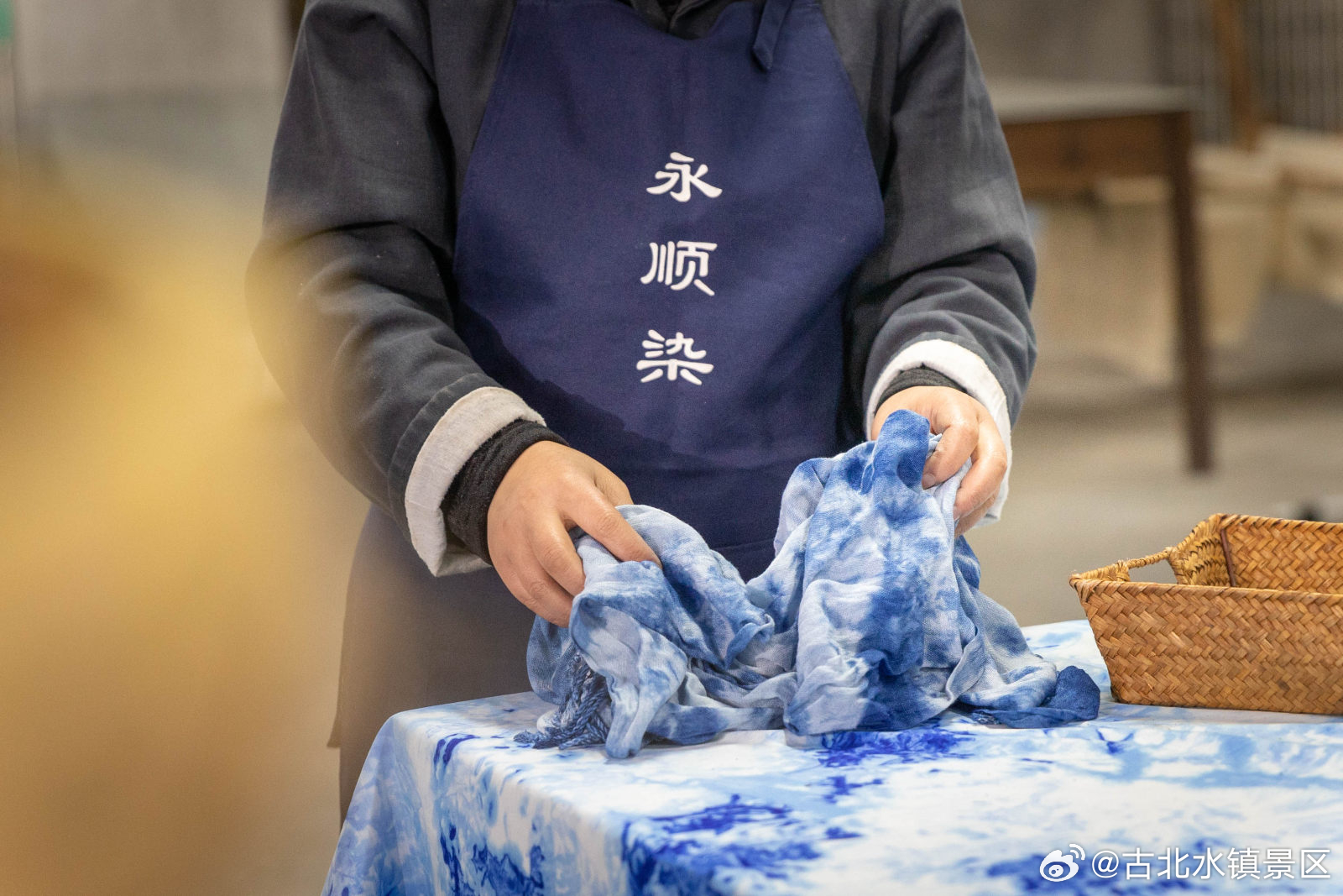 在水镇的染坊，看一块布在蓝靛里晕开，像把天空裁成了衣裳。亲手染的，不止是布，更是
