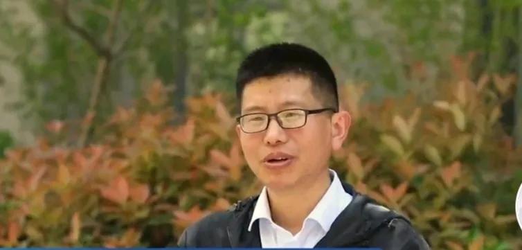 山东济南，1位男老师经常带着71岁母亲出没在学校教室里，每天让老人擦玻璃，扫地，