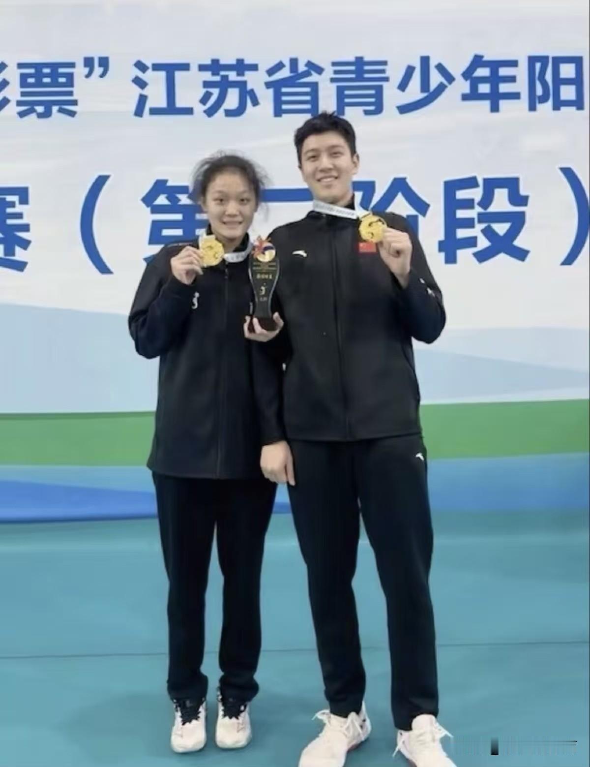 江苏排坛双胞胎兄妹魏凡博/魏伊杉再次同时站上领奖台。全运会上，代表江苏U18女排