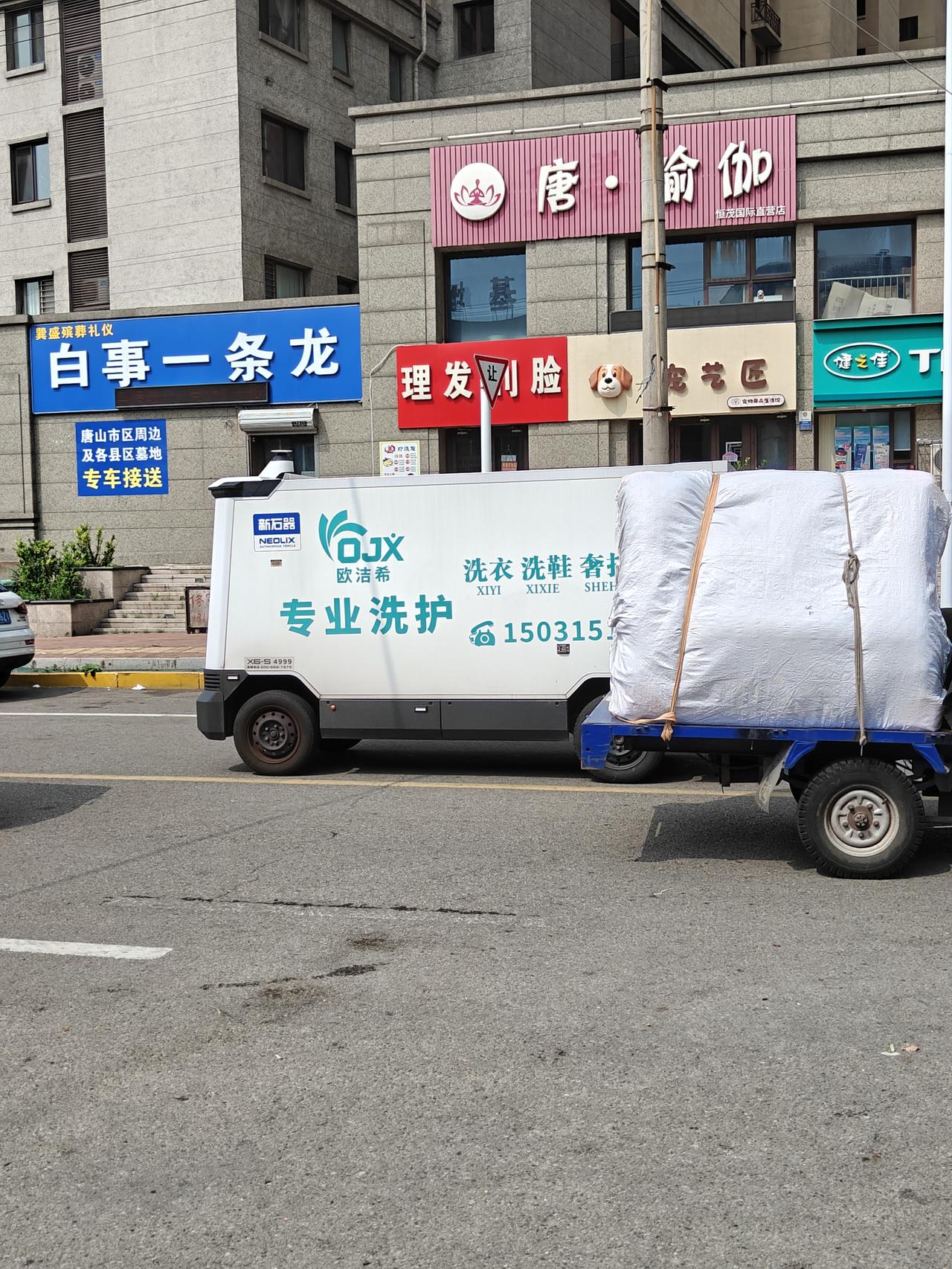夏日生活打卡季穿梭在唐山大街小巷的无人驾驶汽车。