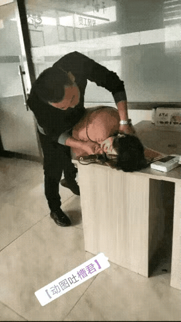 男女同事之间的打闹，这样是不是有点过分了，