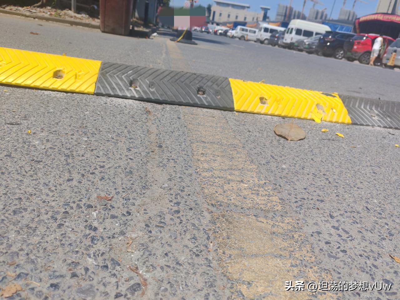 马路上突出地面好几公分的减速障碍，是一种特别反智的措施，专门坑人坑车的，特别是货