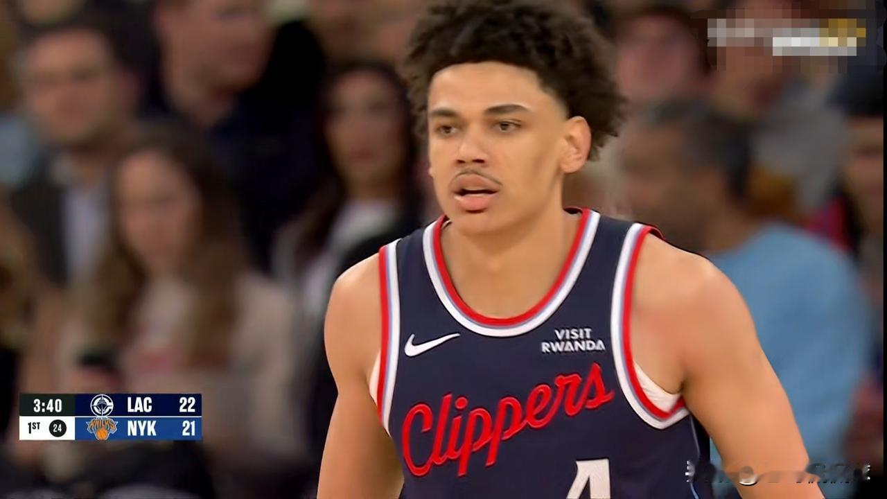 快船新秀桑德斯终于回归正常了！在今天进行的快船和尼克斯的比赛中，目前双方的上半场