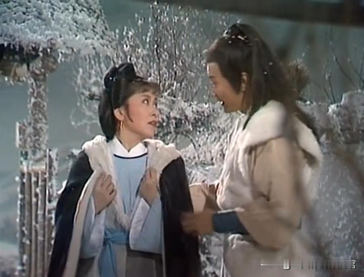 83版《射雕》中送披肩的四位男人，他们是懂浪漫的：
杨铁心下雪天给包惜弱送披肩；