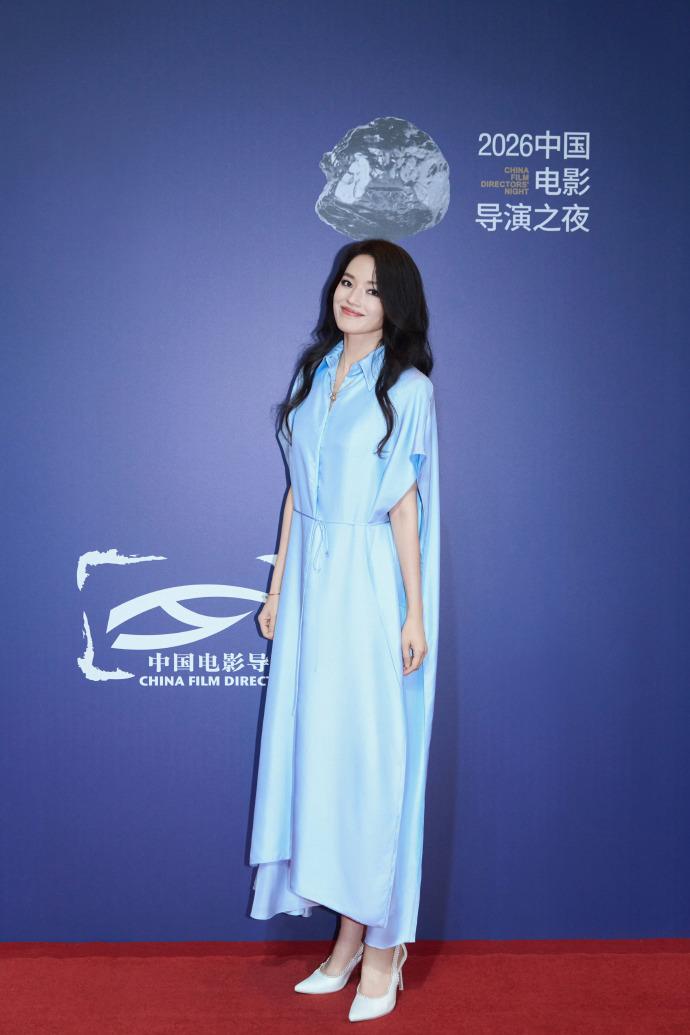 最近舒淇在参加中国电影导演之夜的时候搭配了一身蓝色的裙子，看上去年轻又靓丽，气质