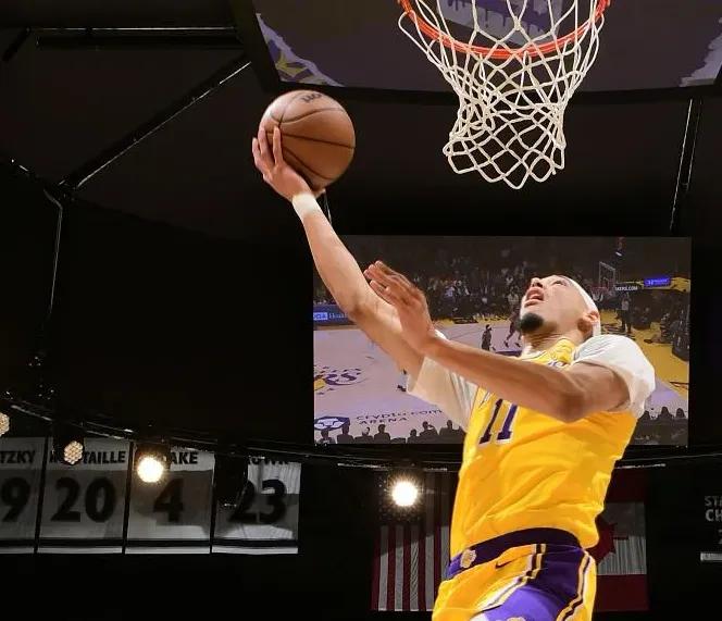 海斯还是比艾顿硬多了，我有个想法，湖人去问问太阳，用状元艾顿换狄龙，实在不行在给