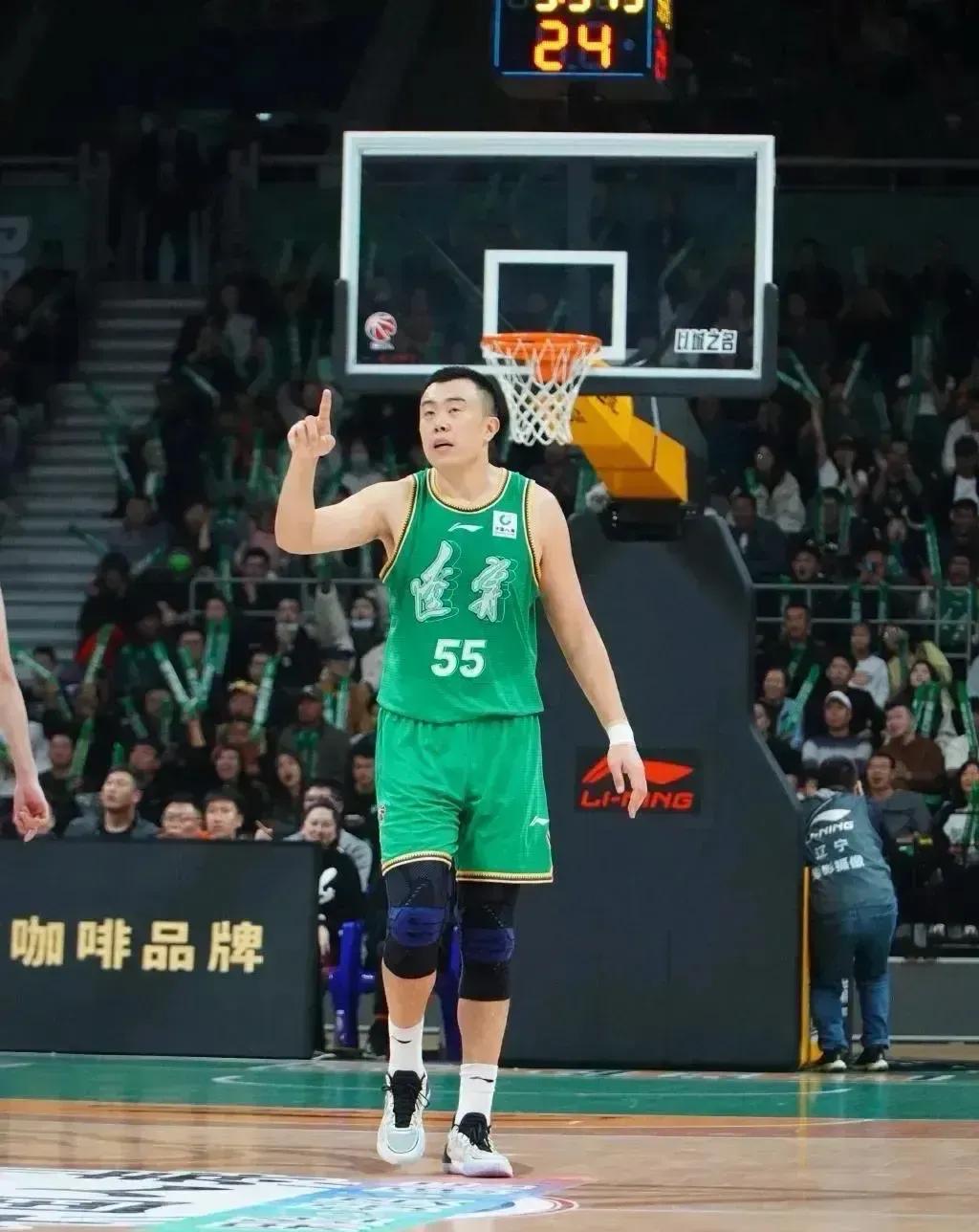 同为36周岁的中锋球员，韩德君icon确实比易建联icon高出一个档次，先不说易