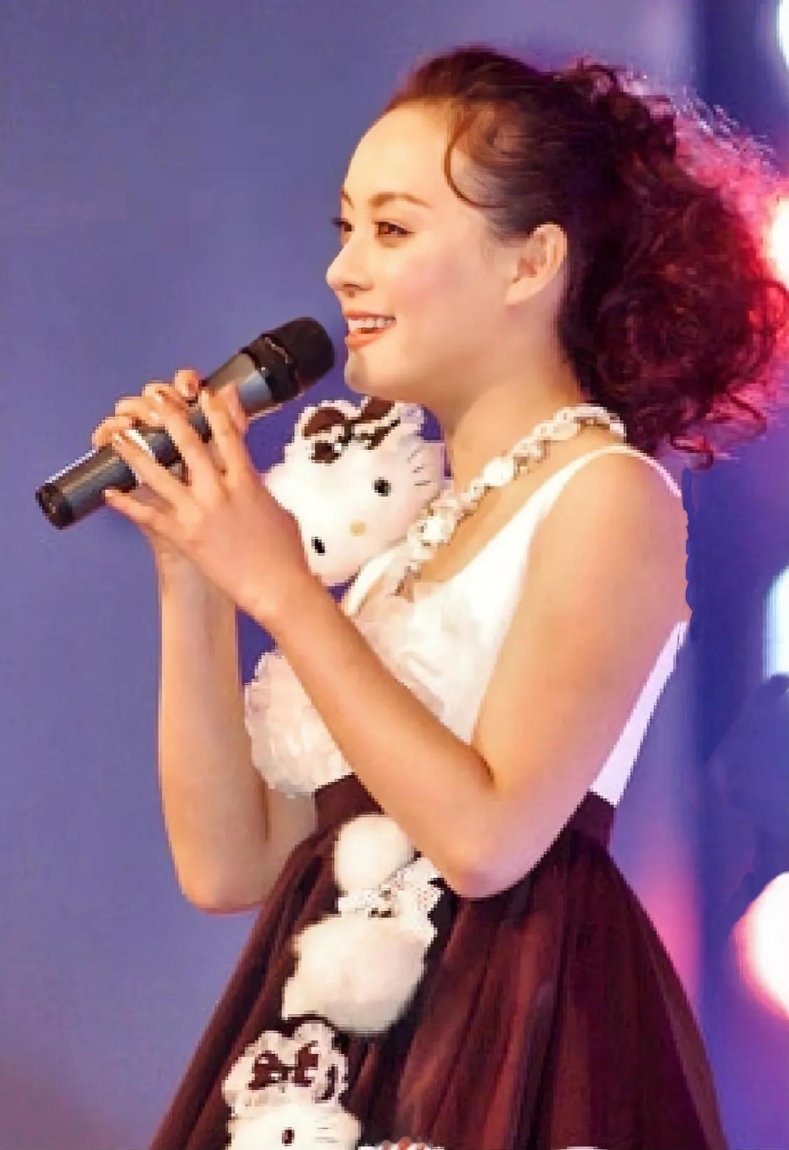 考古2006年，意外被娘娘的屁蹦发型笑死🤣以前的图真的够生，真美人图越生越出彩