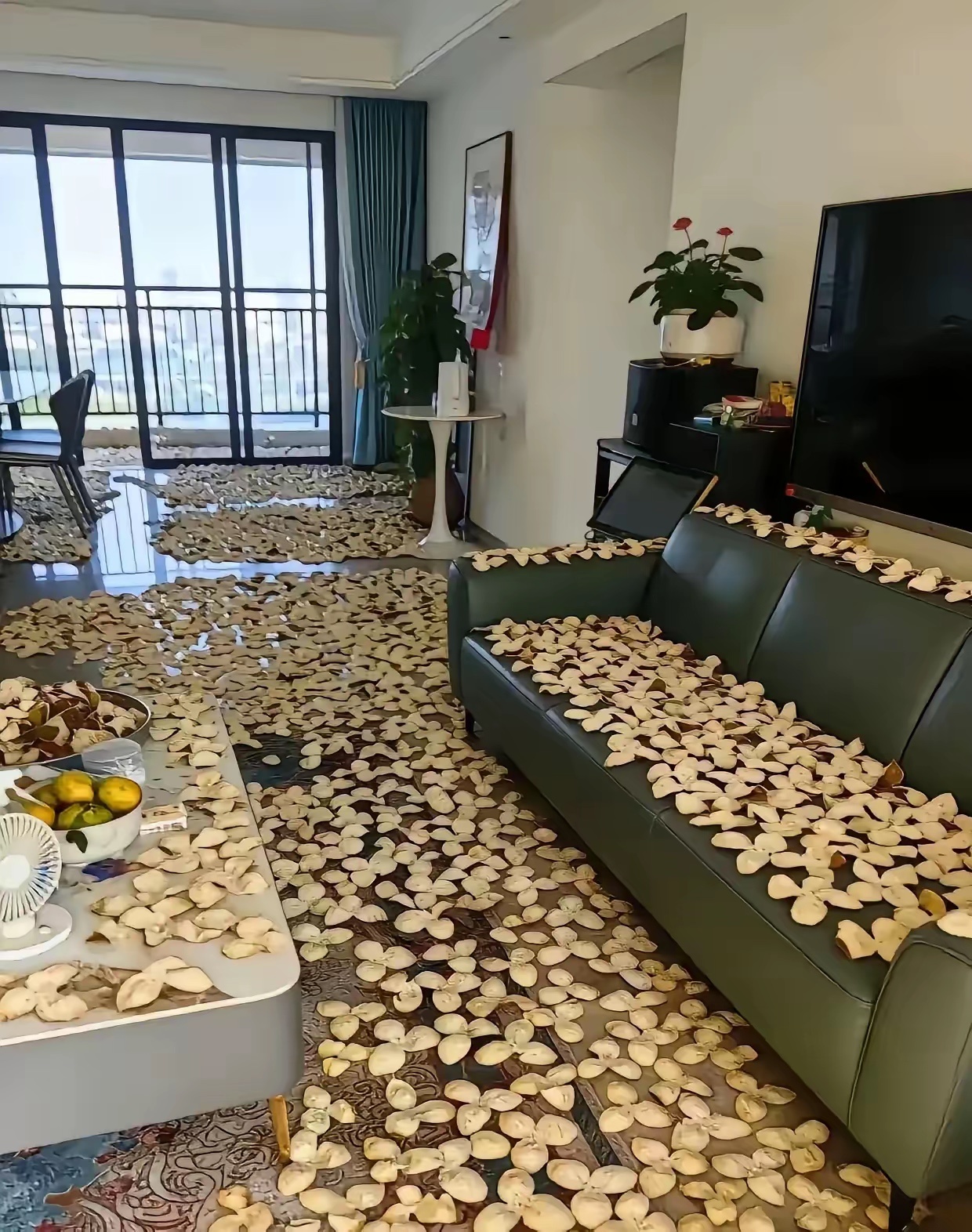 有钱人都在家开地暖晒陈皮吗？这么多陈皮比房子还值钱吧？ 