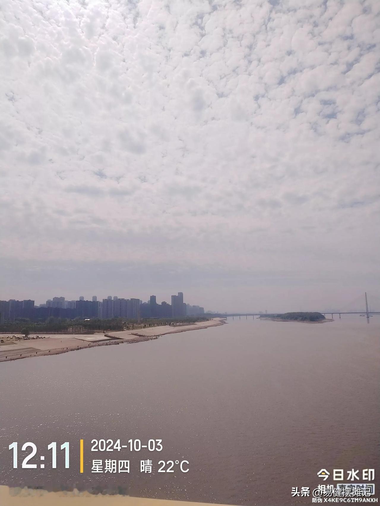 白沙洲就是江中的这座沙洲，航运发达的时候，歇满了外省人的大小船只，洲上岸上各种势