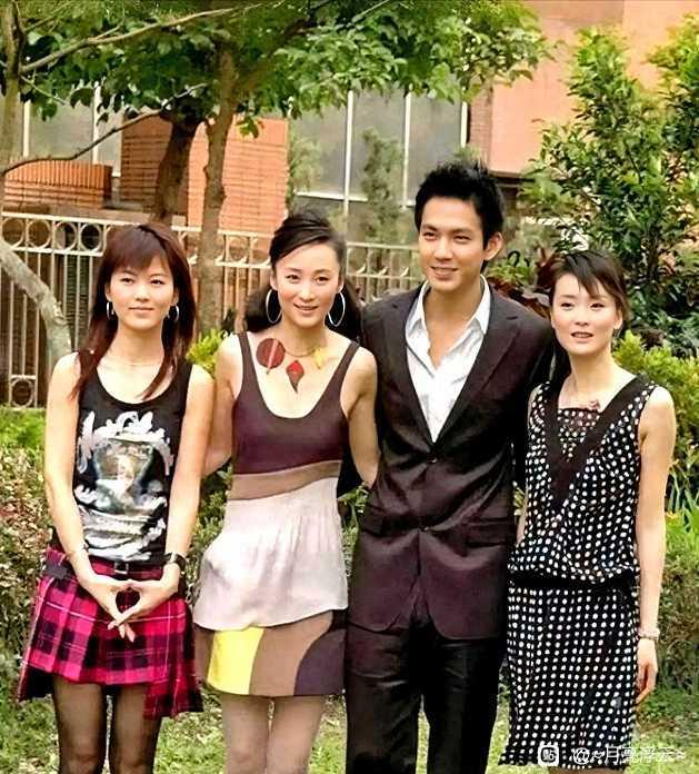 早期的三大美女合照。
蒋勤勤是真的很美，那么难看的发型都没有降底颜值。年轻时的李