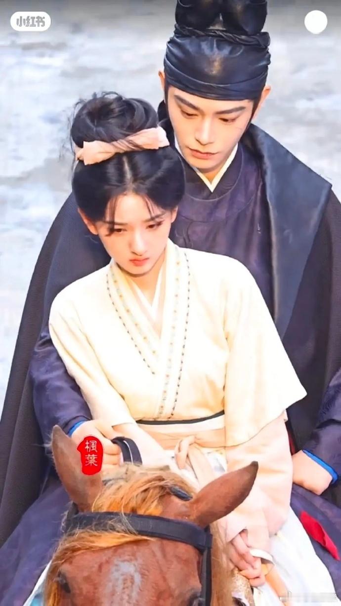 古装确实看不出来很瘦吧，估计她也是想拍出来效果好点。 