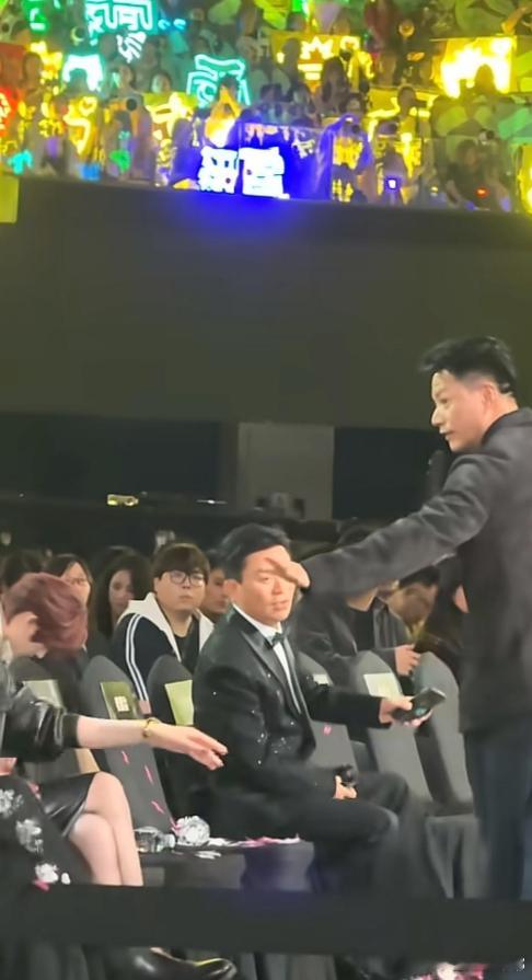 在后台，段奕宏将手机直接扔给了王宝强。 不是递给，而是扔。 当时现场喧闹，手机震