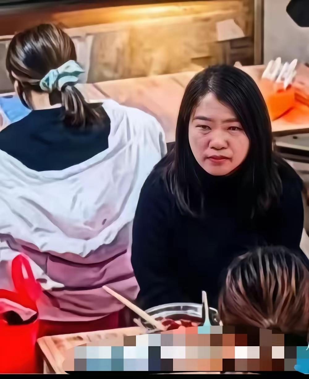 现在全网肠子悔青的女人，
肯定是这个倒螺蛳粉汤的了，

她不是后悔倒汤，而是后悔