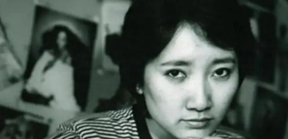 【故事】1998年一夜，王刚借着酒劲走进成方圆的房间，向她又一次提出要求，没想到