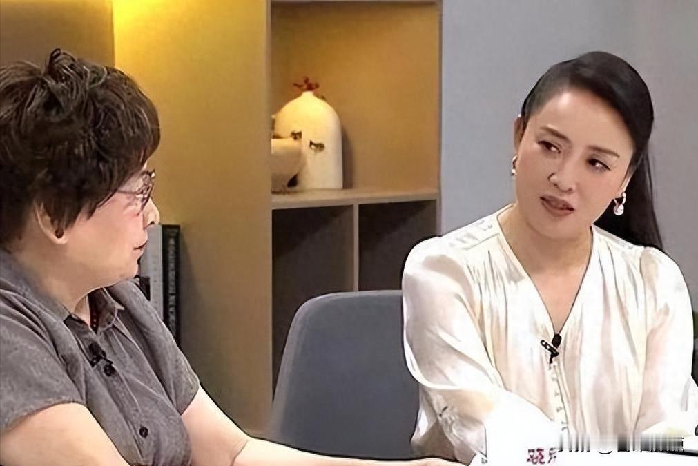 46岁主持人辞职卖大米，哭完就开播，她到底图啥？。
那天我在南京西路看见她蹲在路