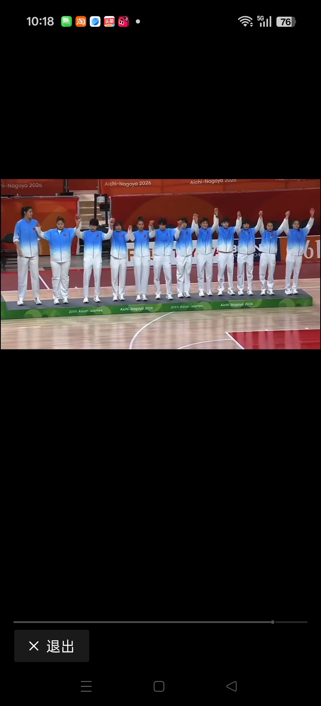 中国女篮获得亚运会铜牌，颁奖现场。
太多的不甘都写在女篮姑娘的脸上。
别灰心，别