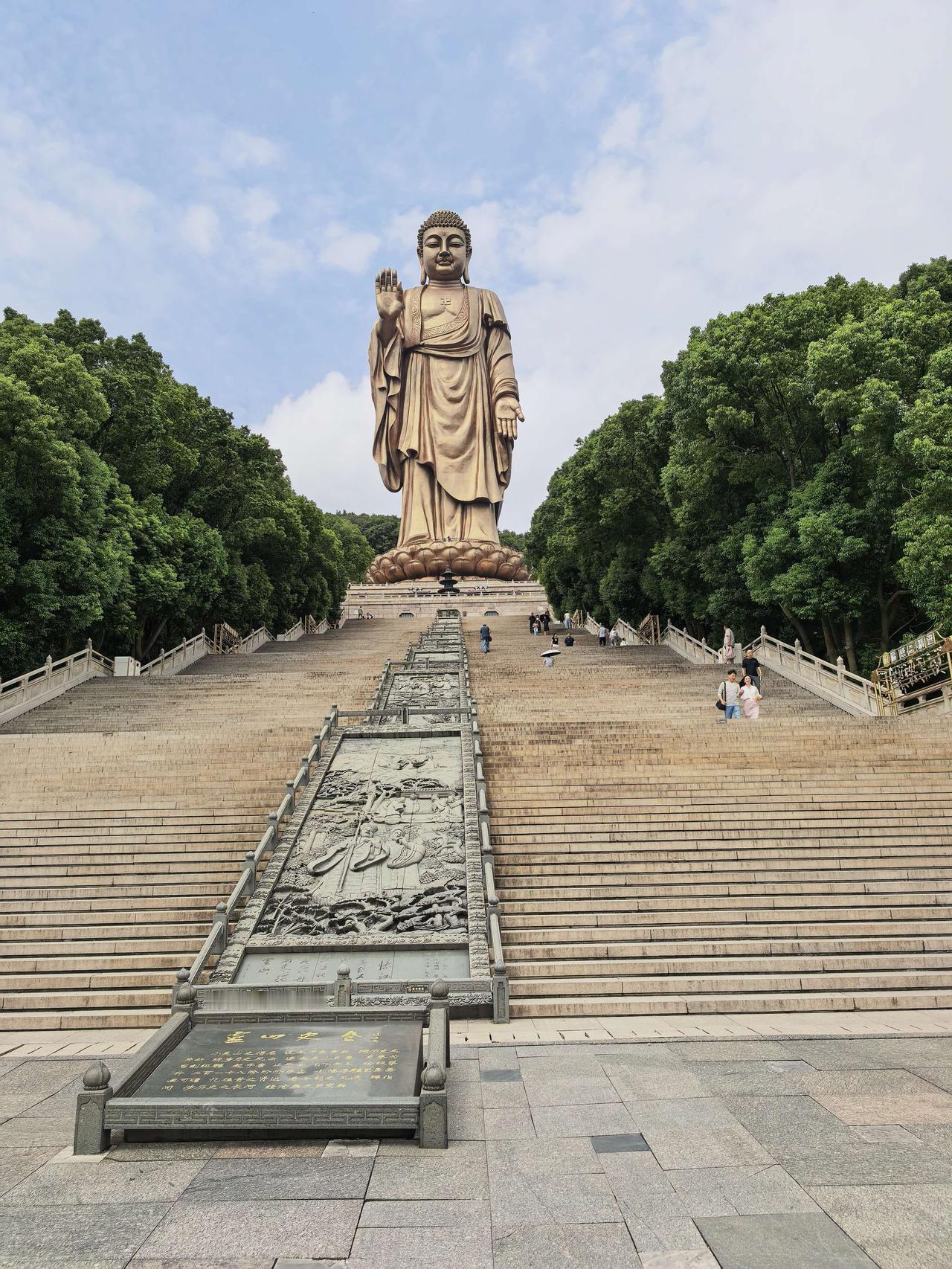 无锡灵山大佛与庐山东林大佛极为相似：同是巨型露天铜铸立佛，同是通高80米以上（灵
