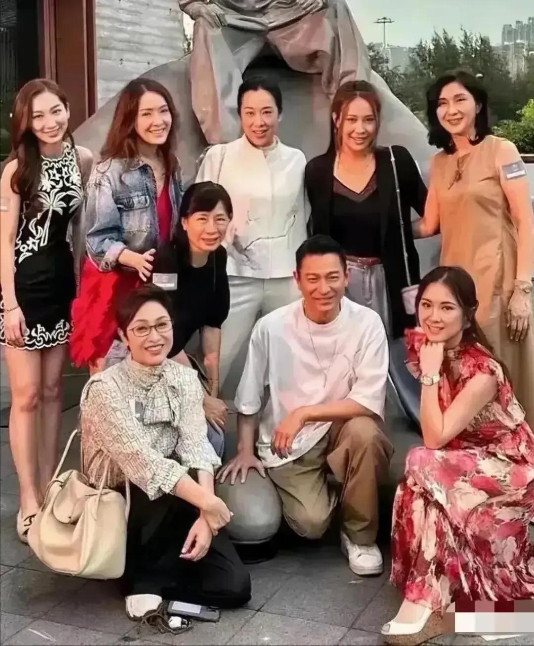 照片中，除了刘德华，还有谁，叫什么名字？