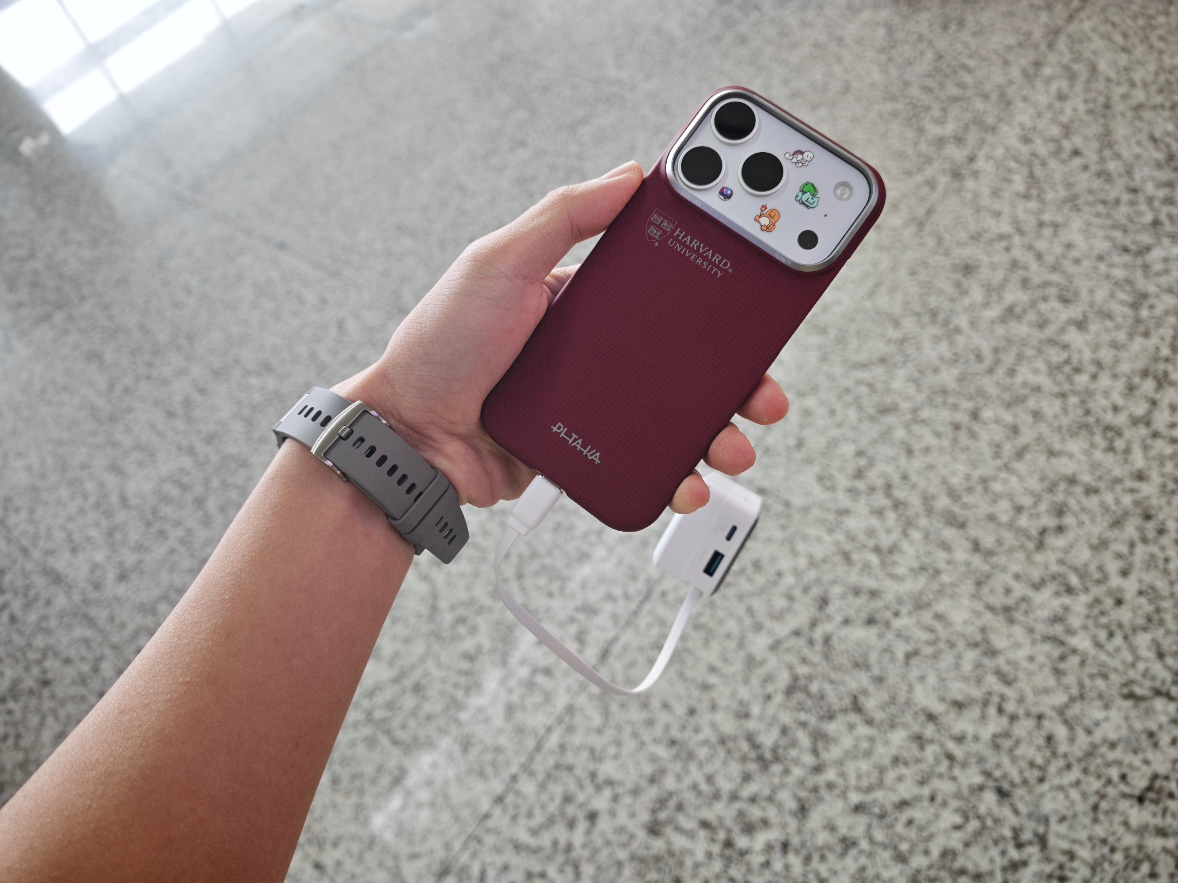 自带线充电宝是有点说法的嗷，就这么拿着很方便，还能给iPhone 17 Pro 