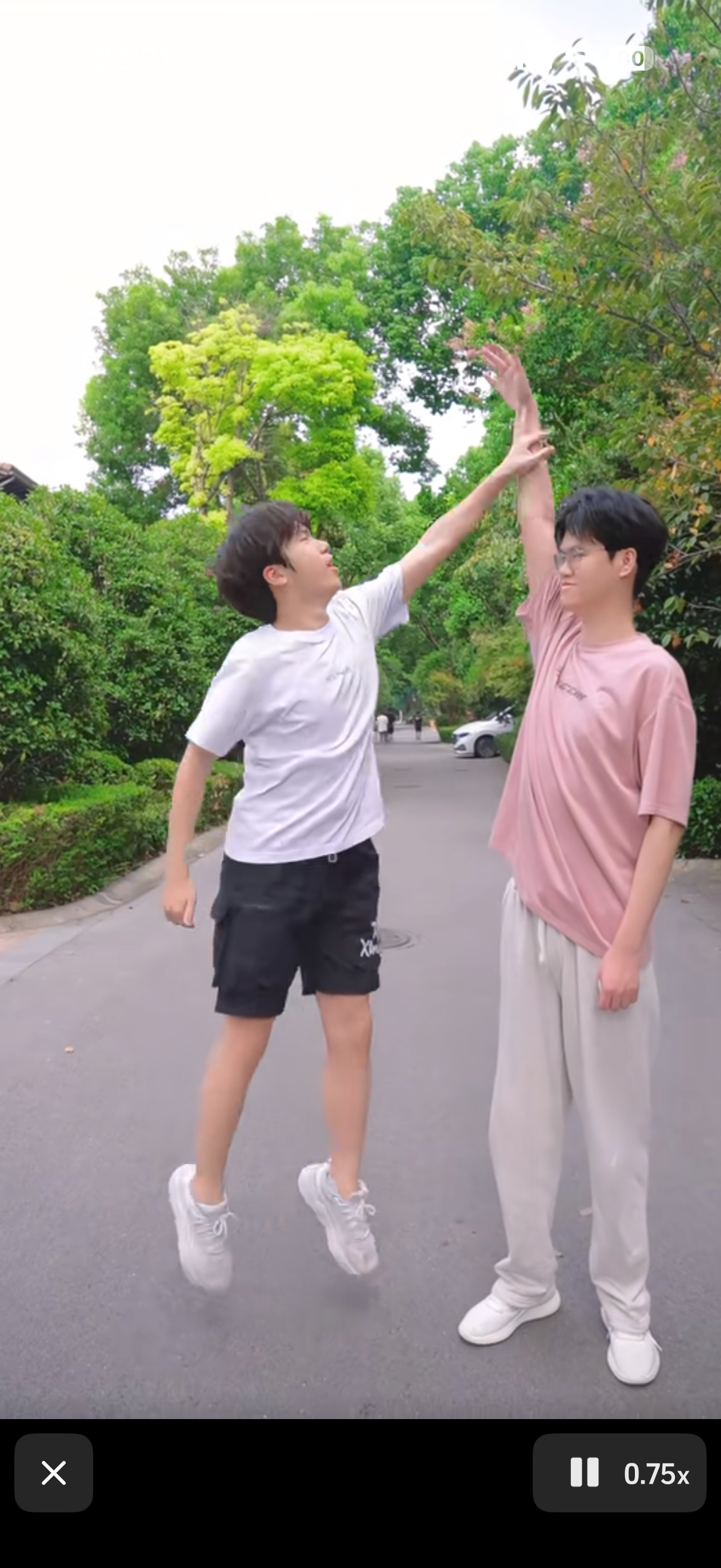 好坏啊这孙麟威本来就高还偷偷踮脚 