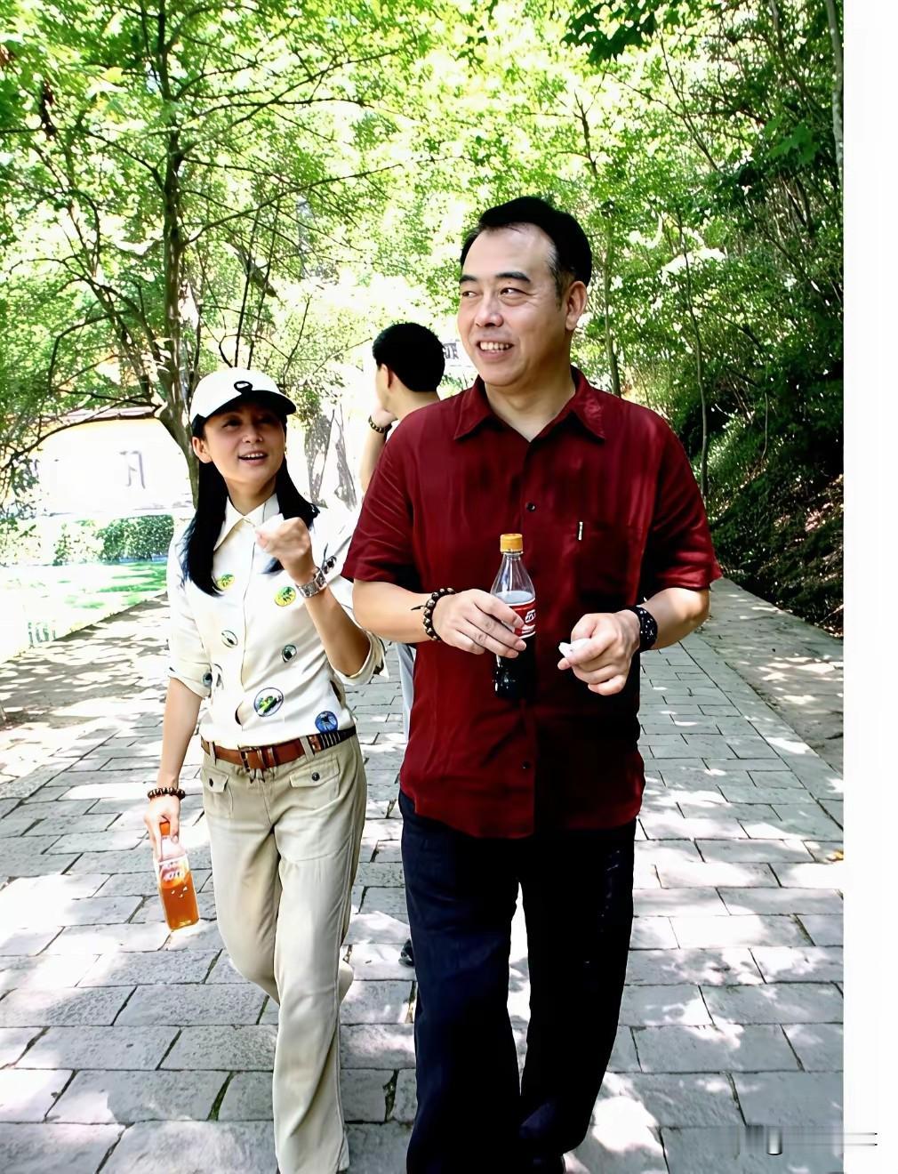 陈红与陈凯歌，一见倾心，名导为她收心相守的神仙姻缘。镜头下，陈凯歌身着酒红色上衣