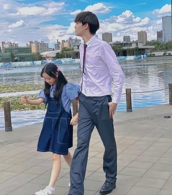 晋松的一双儿女都长这么大了，女儿更随妈妈一点像妈妈一样漂亮，19岁儿子身高一米九