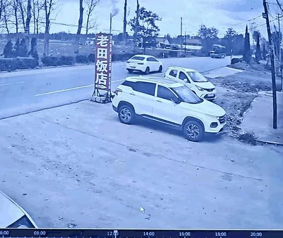 这个事故白色汽车应占主责，他刚刚超车小三轮，心里应该有数。此时他应该继续压着外道