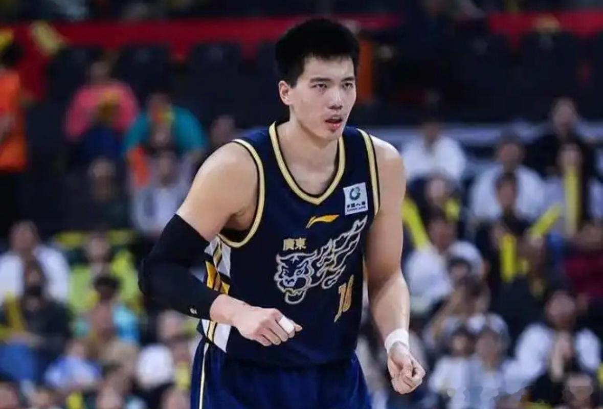 广东宏远迎来利好消息，2米11内线焦泊乔已结束请假，今日已返回东莞并开始恢复训练