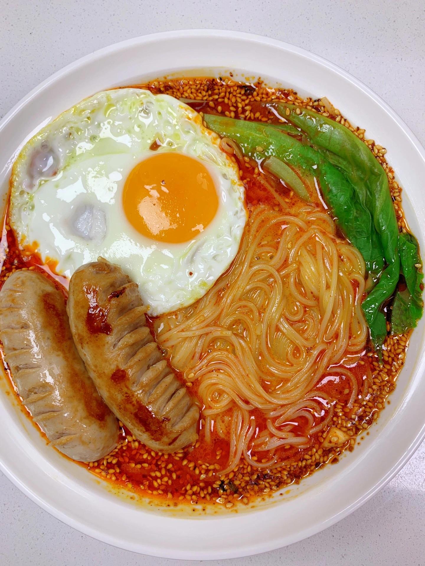 谁能拒绝这样一碗麻辣酸汤面呢。面条裹满酱汁，麻辣酸甜，下班5分钟就能做...
