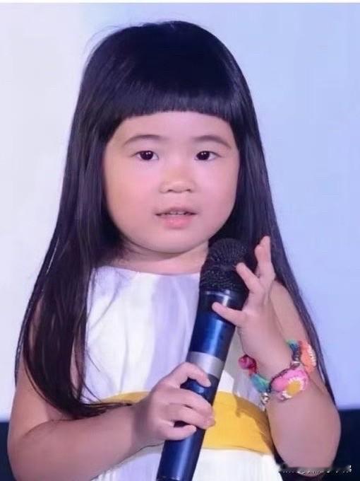 晒图笔记大赛曹格15岁女儿近照当年喊着“我是姐姐”的萌娃长开了！曹格女儿Grac