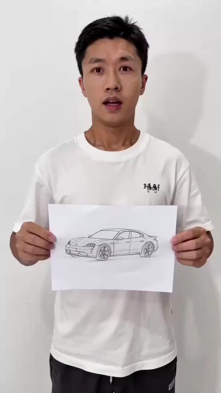 1️⃣纸板塑形：
从基础纸板开始裁剪，先把Taycan的轮廓搭起来，纯电轿跑的流