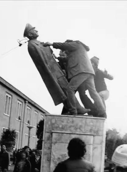 1979年伊斯兰革命成功
伊朗民众推翻了巴列维国王的塑像
现在还会怎么样……[灵