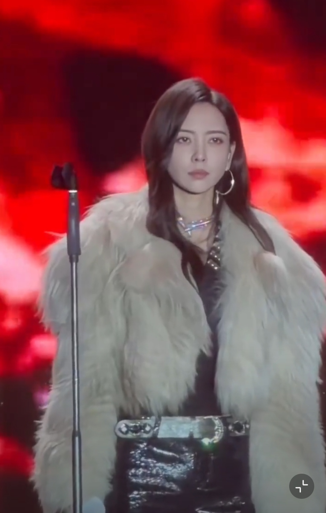 于文文演唱会晕倒  于于文文演出突发意外，唱着唱着好好的，突然就扭头蹲下，看样子