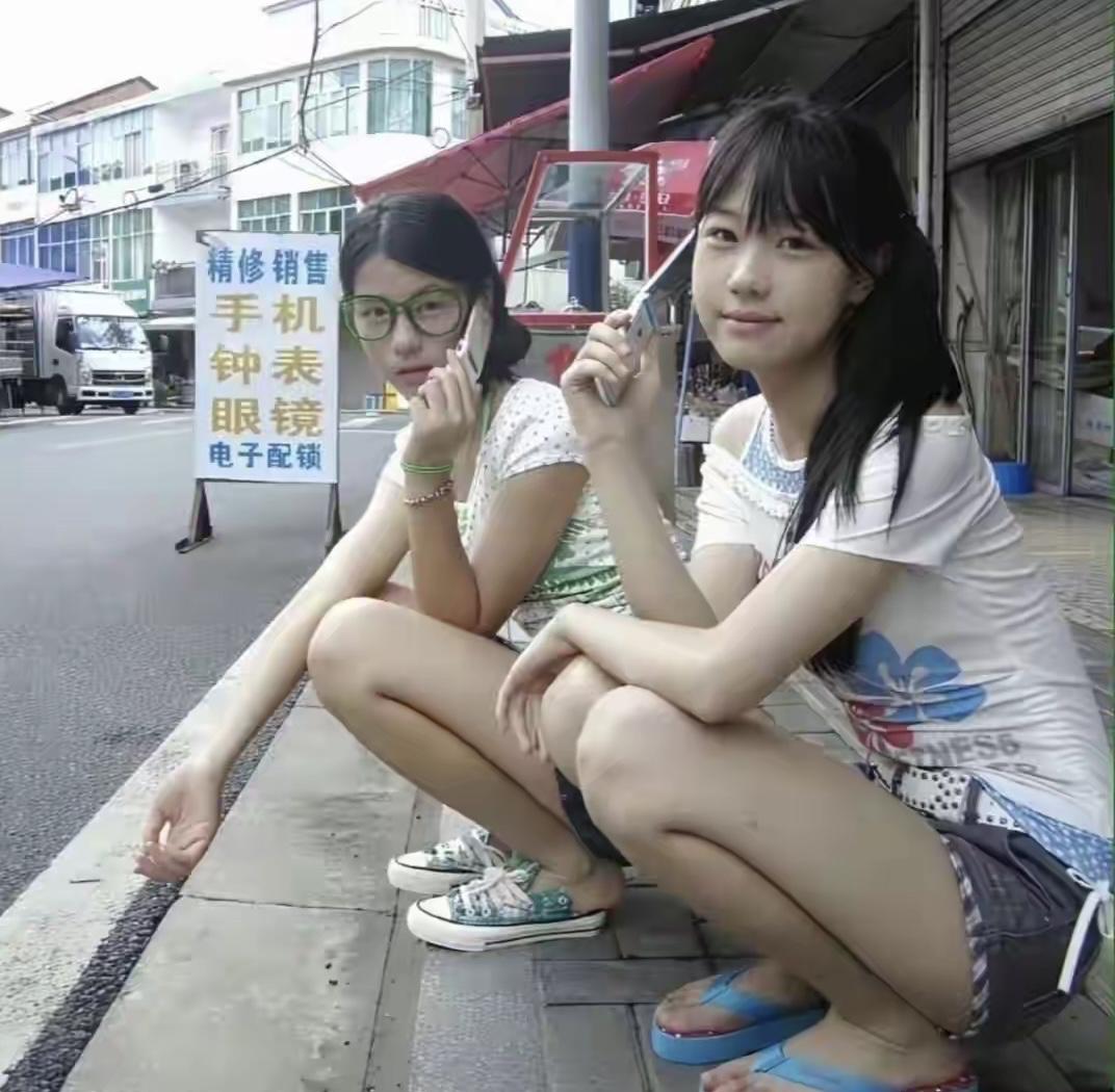 成长的馈赠，
是渐渐看透——
年少时信奉的真理，
不过是有人刻意铺设的，
一段坦