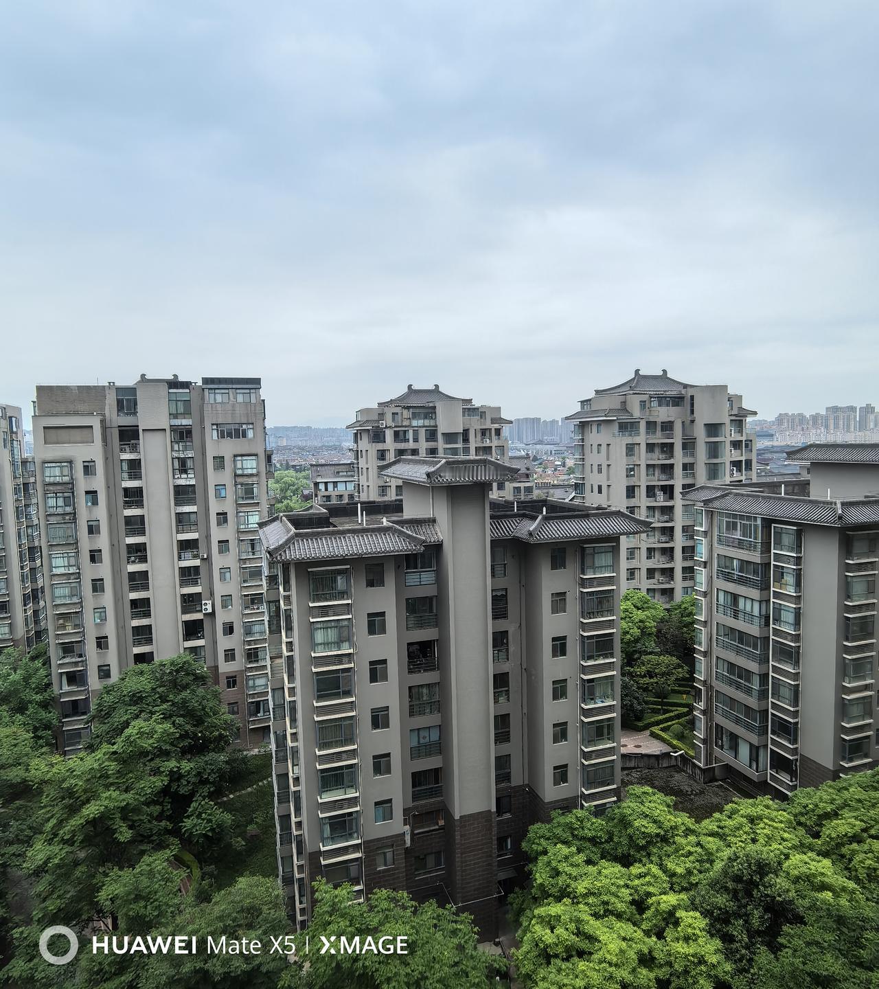 阴天，现在是零零星星有点小雨点，地还没湿。也下不大，只能说是阴天