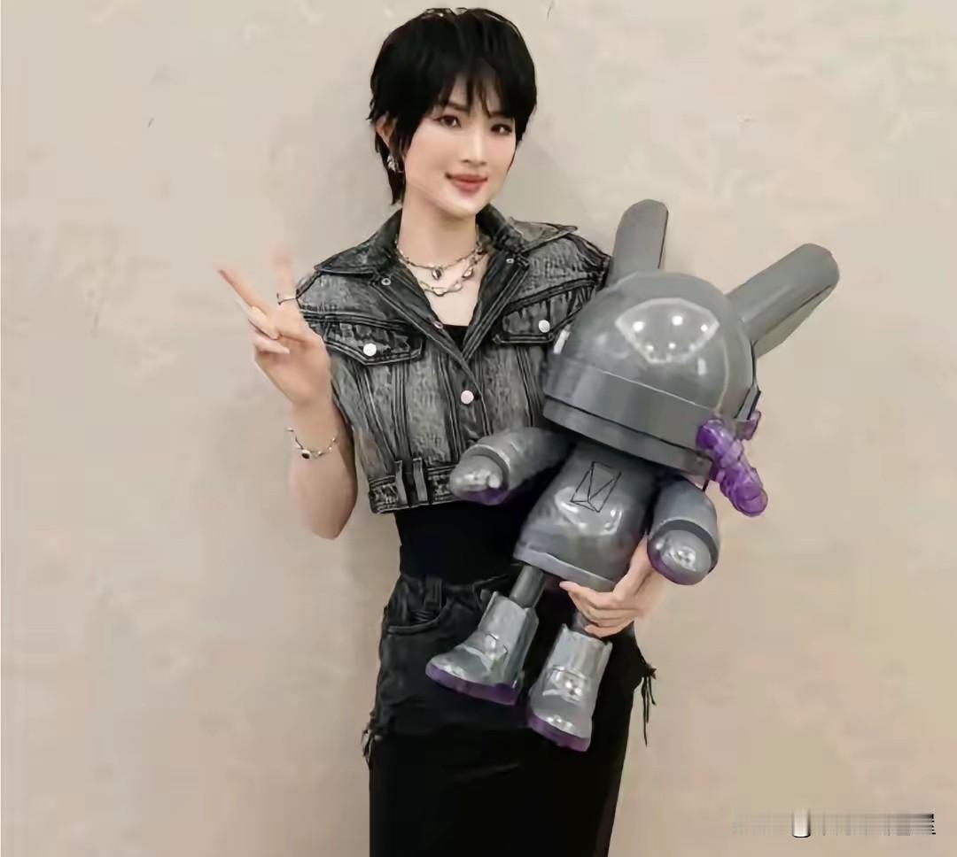 你可以质疑姚安娜的长相，
也可以质疑她的演技，
但有一点却不得不佩服，
那就是她