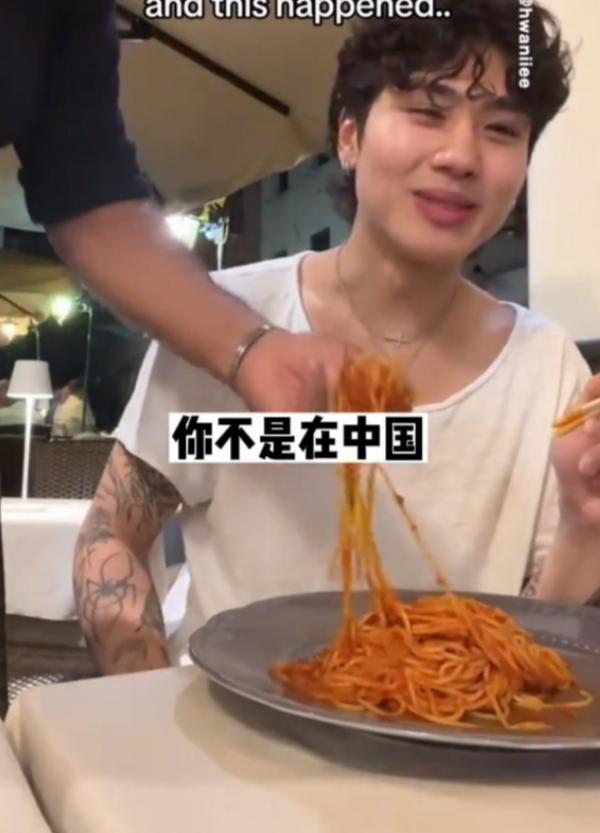 中国游客在意大利用筷子吃意面，服务员看到后立马拿着叉子过来，对游客说：你在意大利