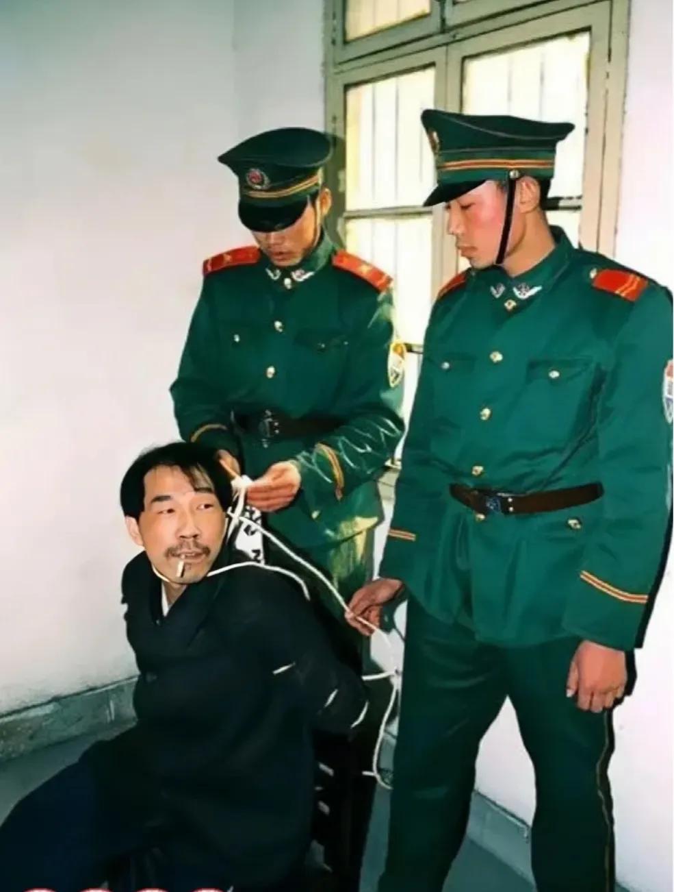 1999年，合肥看守所，法子英即将押赴刑场时，留下的一张老照片，镜头中的法子英嘴
