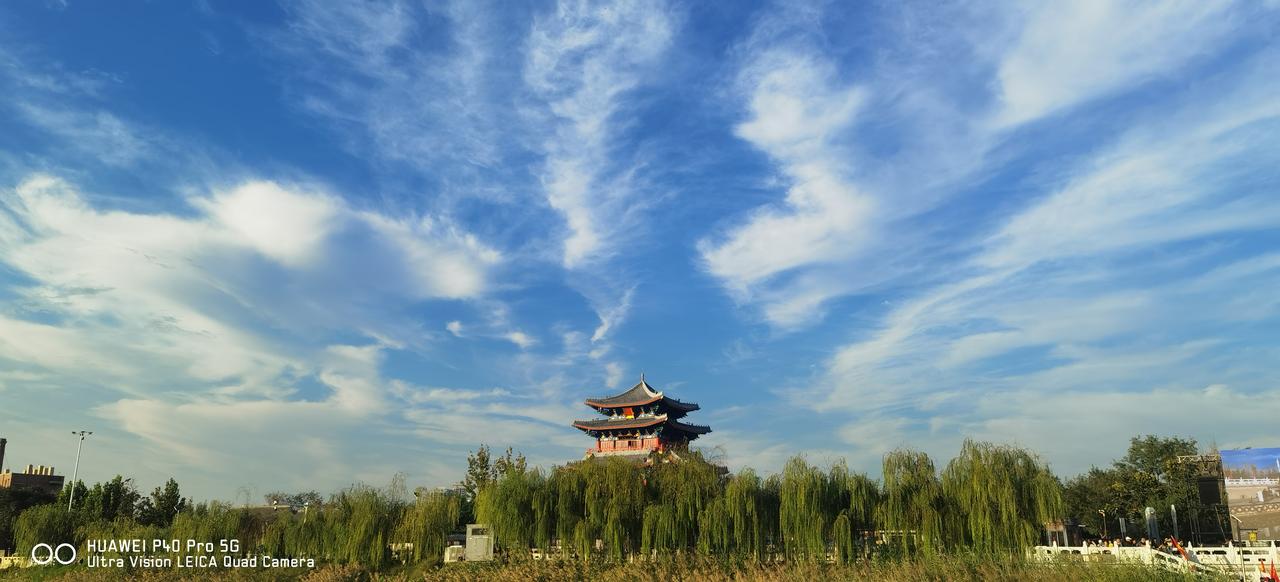今天女儿打电话说有雷阵雨，如果下雨放学后就不让我去接外孙了，她自己去接。我看了看