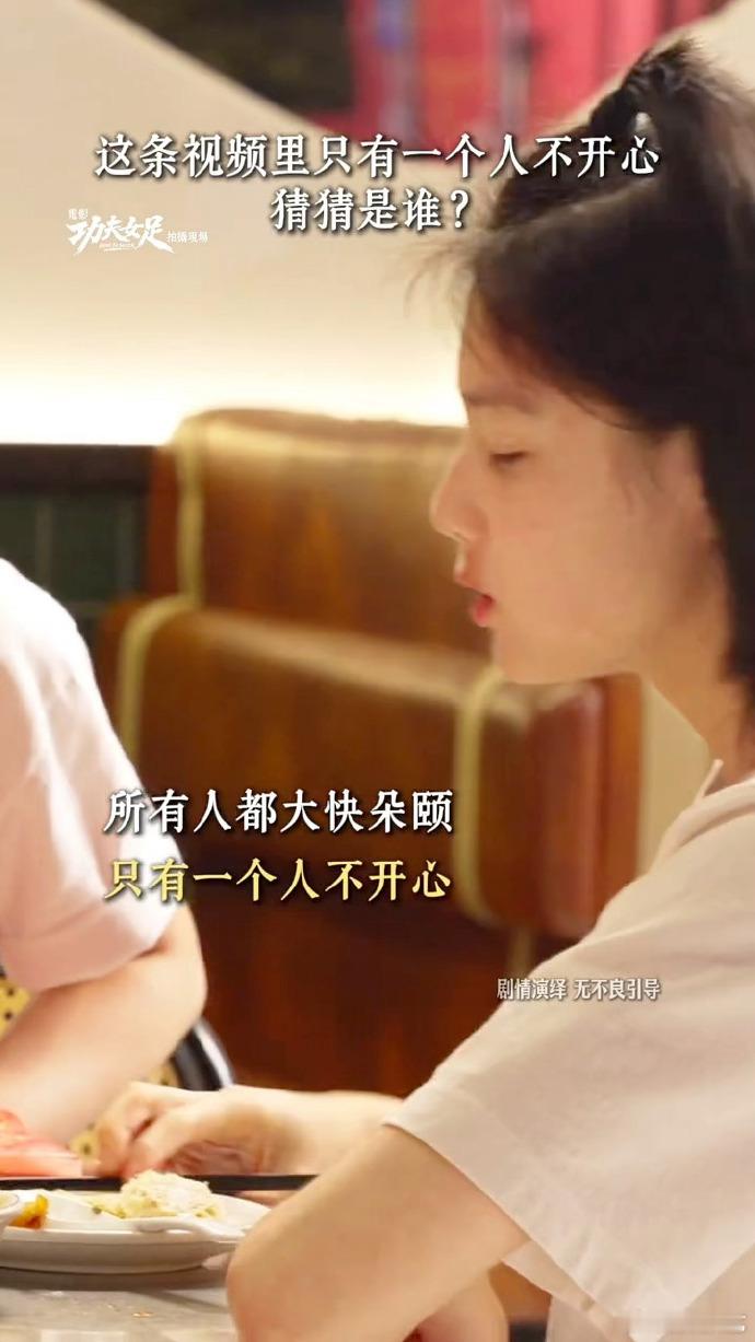 化了特效妆的张艺兴命好苦的样子特效妆持续侵蚀皮肤造成泛红，张艺兴依旧全力配合剧组