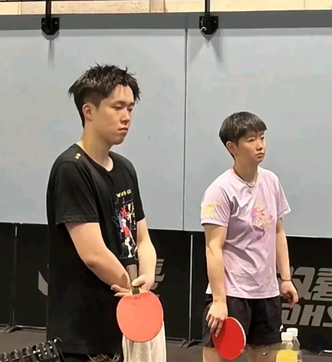 这俩人谁也不服谁
场上：怪我怪我
场下：怪你怪你
还得刘姨来做心理疏导
不过刘姨