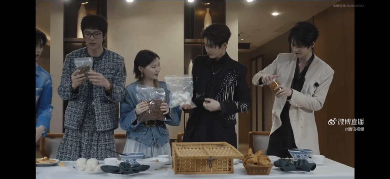 娱乐拌饭迪丽热巴白宇给开推团准备礼物丁程鑫吃了热巴送的酸奶疙瘩 缺席的两人用礼物