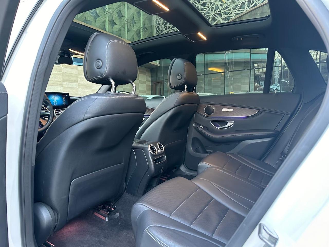 你们二手车商也太黑了！
这才几年的车，到你这分文不值，
大哥甩车门，深踩油门而去