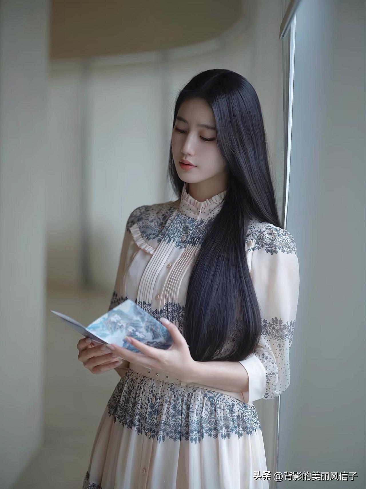 优雅少女，沉浸在书香中