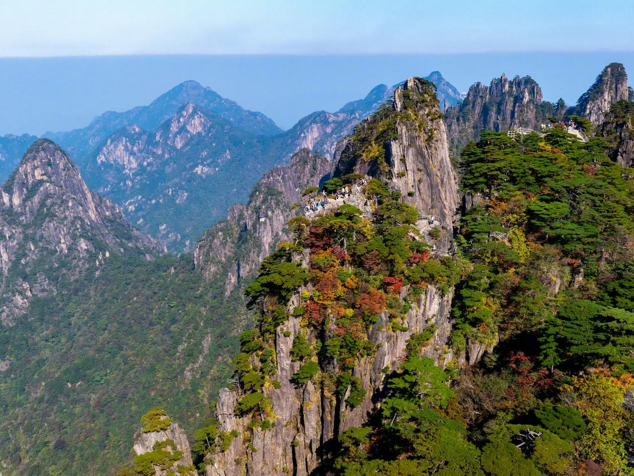黄山之美，美在奇松倚崖、怪石嶙峋、云海翻涌。日出染金峰，温泉润幽谷。四绝合一，宛