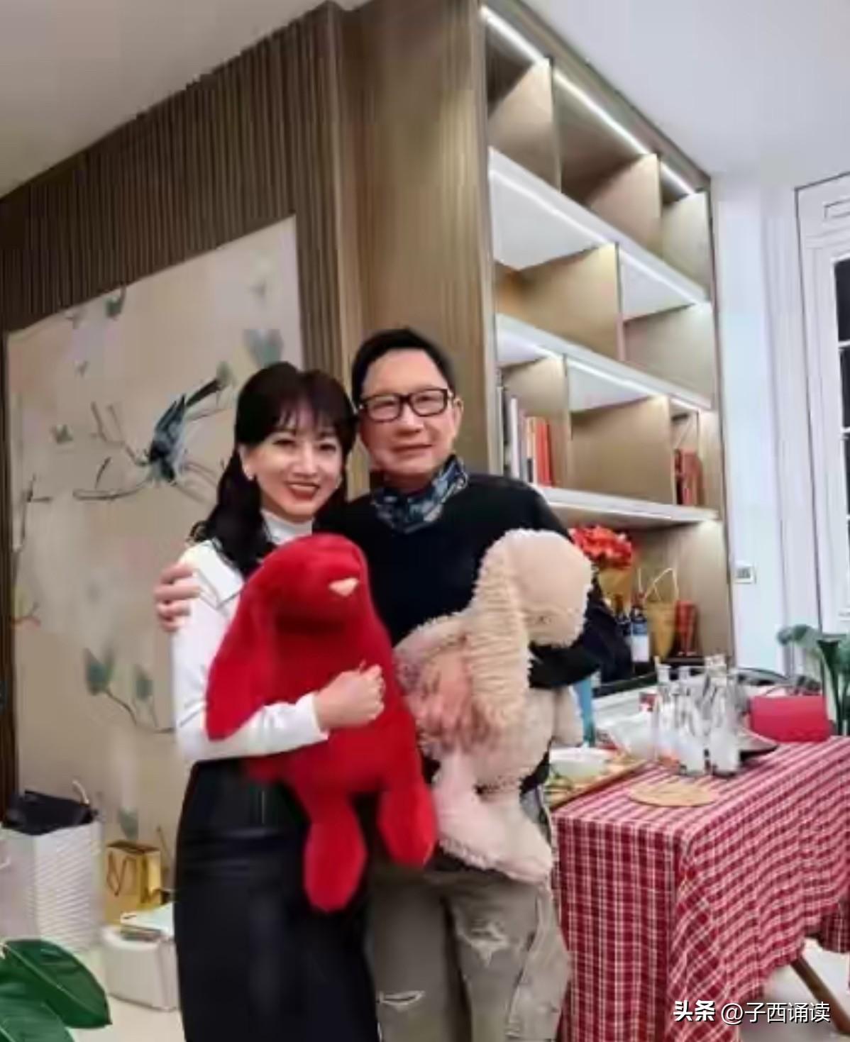 赵雅芝身边这个男人是谁啊？好像不是她老公哦，能够如此亲密地站在一起拍照，可以看出